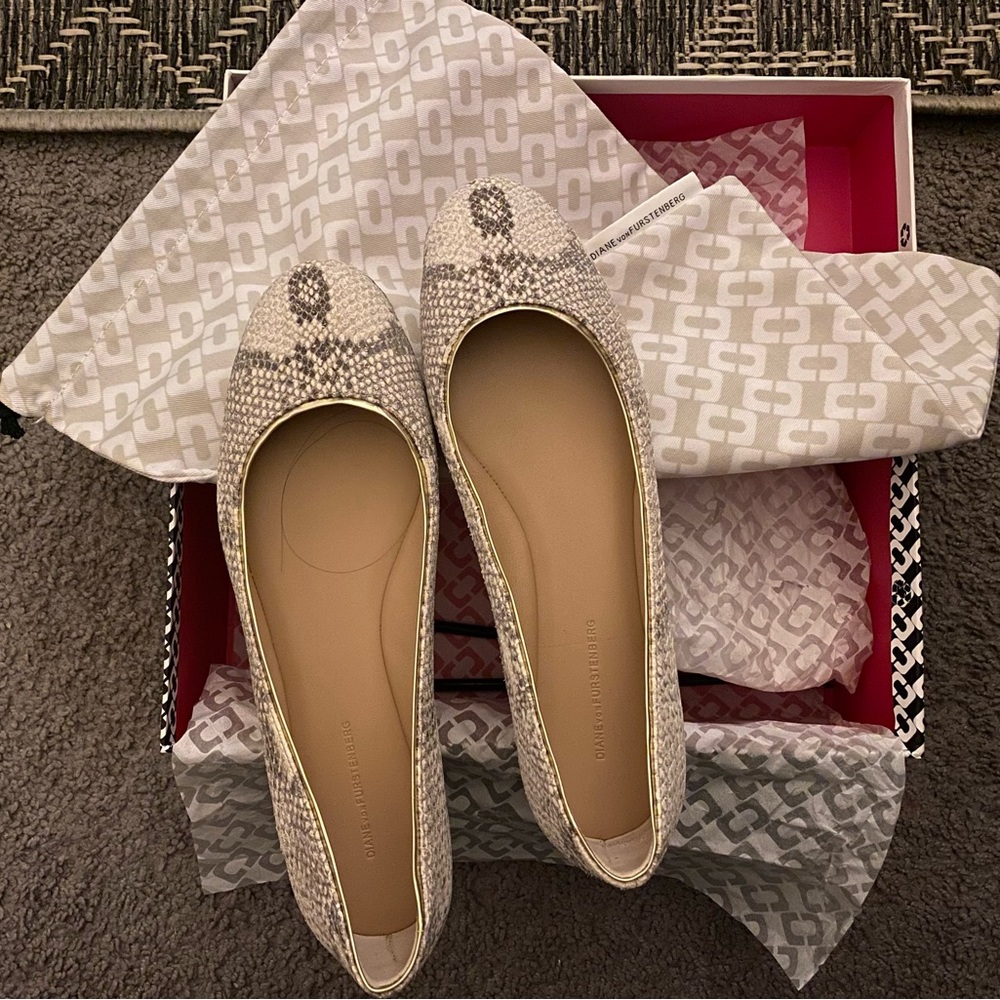 Diane Von Furstenberg Beige Snakeskin Flats